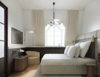 Hotellet er helt nyt, og de høje ambitioner om design og komfort skinner igennem på værelserne.