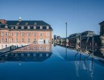 Ta ett dopp i hotellets fantastiska pool som värms upp på hållbart vis året runt
