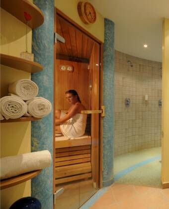 I hotellets eget wellnessområde kan I slappe af efter en spændende dag, eller under en nydelsesdag, hvor batterierne lige skal lades op.