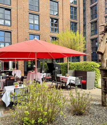 Koppla av på terrassen med en Limoncello-cocktail eller Farm Rebls öl.