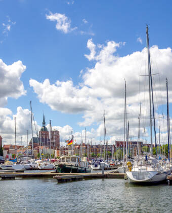 Enten det er havnen eller gamlebyen - du kan nå nesten alle severdighetene med bare noen få skritt fra hotellet.