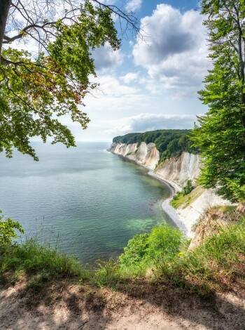 Die malerische Insel Rügen liegt nur wenige Autominuten von Stralsund entfernt.
