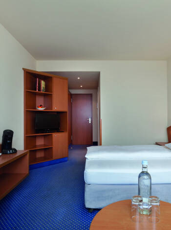 Die Zimmer sind geräumig und komfortabel eingerichtet.