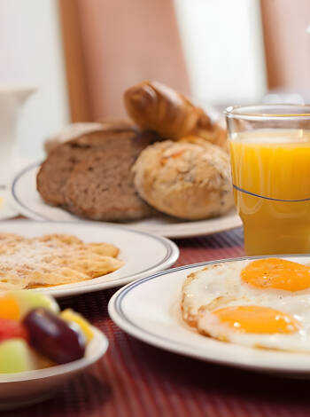 Få en perfekt start på dagen med en rikholdig frokostbuffé.