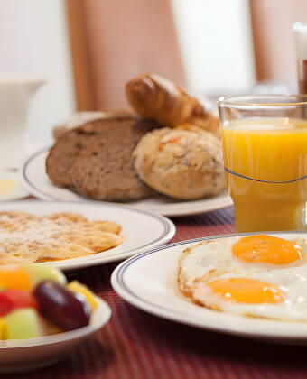 Få en perfekt start på dagen med den overdådige morgenbuffet.