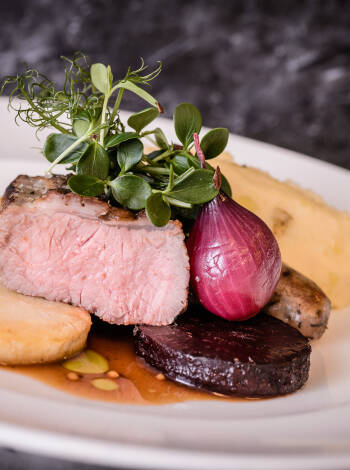 Restaurangen lockar med rätter tillagade av välsmakande ingredienser av hög kvalitet.