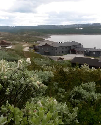 Hotellet har en uovertruffen placering på bjerget omgivet af den skønneste norske natur.