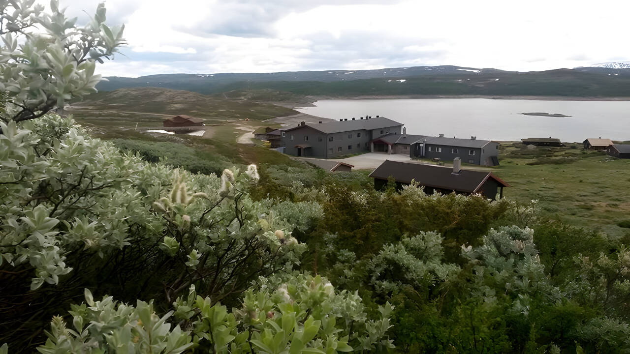 Hotellet har en uovertruffen placering på bjerget omgivet af den skønneste norske natur.
