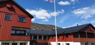 Hotellet drivs av två familjer som vill skapa en trevlig semesterupplevelse för gäster från när och fjärran