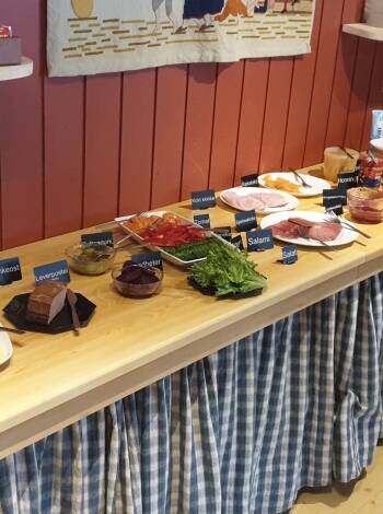 Varje morgon dukar hotellet fram en härlig frukostbuffé som ni äter i den trevliga restaurangen