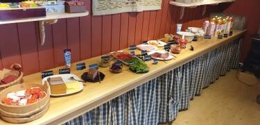 Varje morgon dukar hotellet fram en härlig frukostbuffé som ni äter i den trevliga restaurangen
