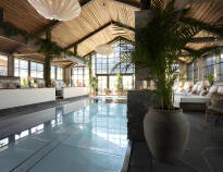 Slap af i hotellets unikke Pool Club på hele 1.000 m² med swimmingpools, bar, pejsestue, spil og meget andet.