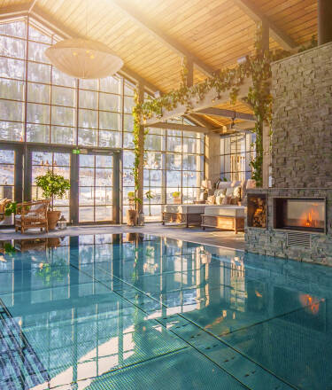 Slappna av på hotellets helt unika Pool Club som är 1000 kvm stor och där ni hittar pooler, en bar, öppen spis och mycket mer.
