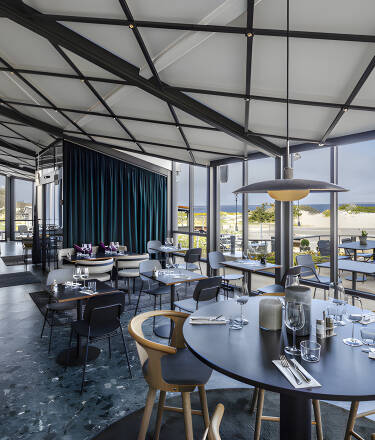 Hotellets restaurant kan by på mat i verdensklasse i spektakulære omgivelser.