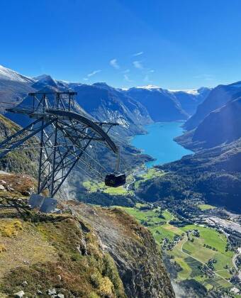 Nordfjord Hotell är beläget mitt bland de vackra norska naturen med fjordar och bergslandskap.