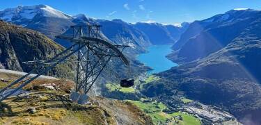 Nordfjord Hotell är beläget mitt bland de vackra norska naturen med fjordar och bergslandskap.