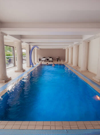 Es gibt ein wunderbares Schwimmbad und Möglichkeiten für Spa und Massage.