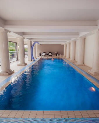Es gibt ein wunderbares Schwimmbad und Möglichkeiten für Spa und Massage.