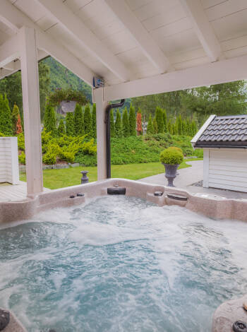 Das Außen-Jacuzzi hat ausreichend Platz.