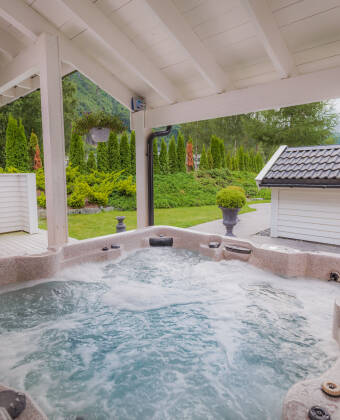 Das Außen-Jacuzzi hat ausreichend Platz.