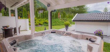 Das Außen-Jacuzzi hat ausreichend Platz.