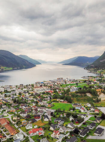 Das Hotel liegt am Nordfjord, der für seine malerische Umgebung bekannt ist.