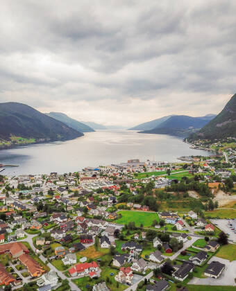 Nordfjord Hotell är beläget vid Nordfjorden som är känt för sin närhet till naturen.