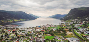 Nordfjord Hotell är beläget vid Nordfjorden som är känt för sin närhet till naturen.