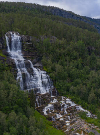 Der Wasserfall Tvinnefossen wird gerne besucht und bietet einen imposanten Anblick.