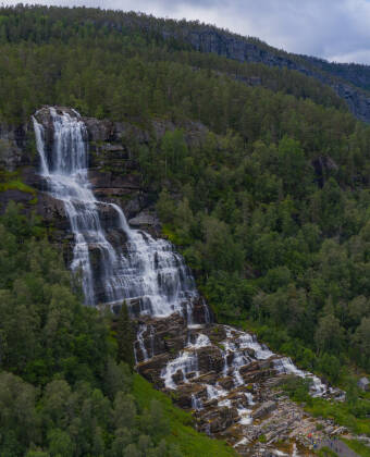 Der Wasserfall Tvinnefossen wird gerne besucht und bietet einen imposanten Anblick.