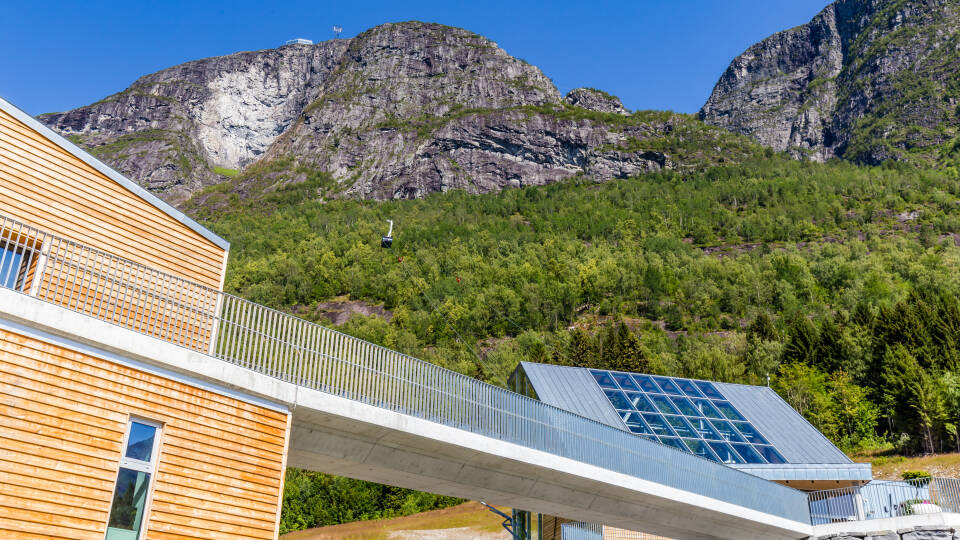 Nordfjord Hotell är beläget mitt bland de vackra norska naturen med fjordar och bergslandskap.