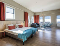 Et eksempel på et af hotelværelserne, der er praktisk og komfortabelt indrettet.