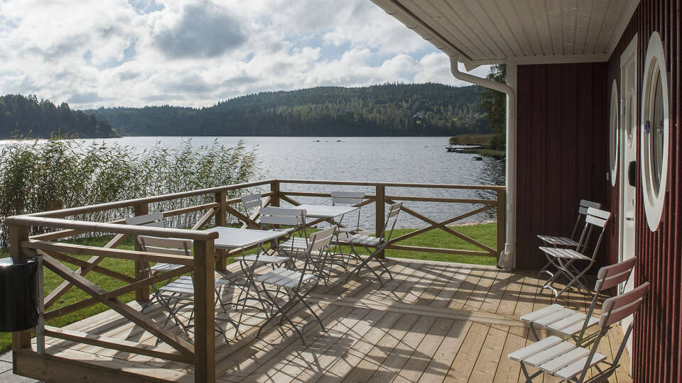 Here you stay in a peaceful and idyllic environment by forest and lake.