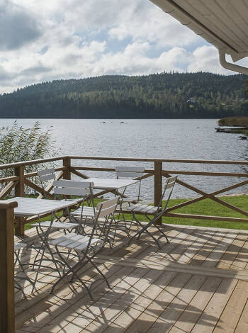 Here you stay in a peaceful and idyllic environment by forest and lake.