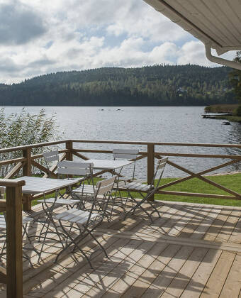 Hier wohnen Sie in einer ruhigen und idyllischen Umgebung an Wald und See.