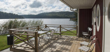 Hier wohnen Sie in einer ruhigen und idyllischen Umgebung an Wald und See.