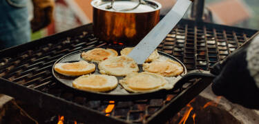 Njut av bastubad vid strandkanten, grillplats och tillgång till utegym.