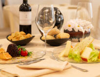 Opholdet inkluderer en eksklusiv lokal madsmagning med en række produkter såsom Grappa, rødvin, olivenolie og Pecorino-ost.