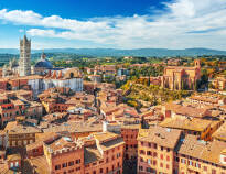 Tag med ressällskapet på trevliga utflykter till närliggande städer som Montepulciano, Siena och Chianciano Terme.