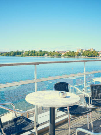 Genießen Sie den Ausblick auf den Göta-Kanal, indem Sie auf der Terrasse des Hotelrestaurants essen.