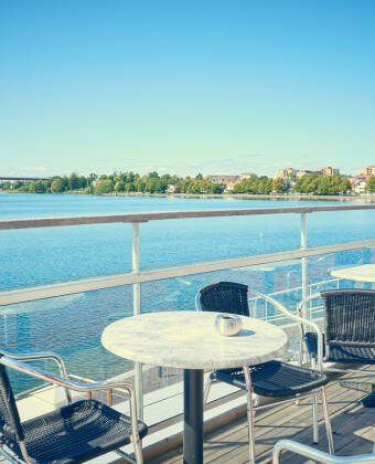 Genießen Sie den Ausblick auf den Göta-Kanal, indem Sie auf der Terrasse des Hotelrestaurants essen.