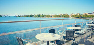 Genießen Sie den Ausblick auf den Göta-Kanal, indem Sie auf der Terrasse des Hotelrestaurants essen.