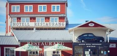Das Hotell Nostalgi genießt eine tolle Lage direkt am Hafen von Motala, direkt neben dem Motor Museum.