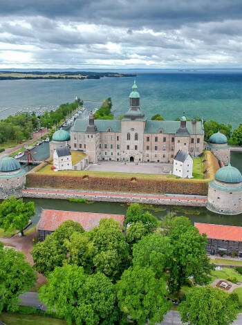 Eine der vielen spannenden Ausflugsmöglichkeiten - besuchen Sie Vadstena und sehen Sie sich das schöne Schloss an.