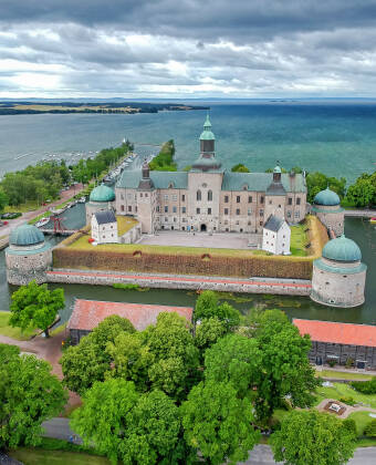 Eine der vielen spannenden Ausflugsmöglichkeiten - besuchen Sie Vadstena und sehen Sie sich das schöne Schloss an.
