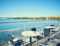 Genießen Sie den Ausblick auf den Göta-Kanal, indem Sie auf der Terrasse des Hotelrestaurants essen.