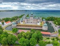 Eine der vielen spannenden Ausflugsmöglichkeiten  - besuchen Sie Vadstena und sehen Sie sich das schöne Schloss an.