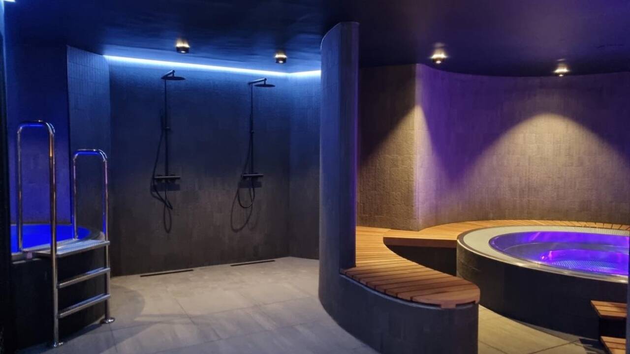 Her kan du slappe av i et 300 m² stort spa med omfattende velværefasiliteter.