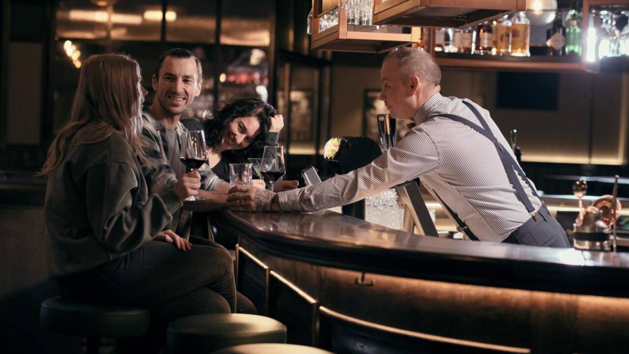 Nyd en lokal produceret øl i baren efter en dag ude.