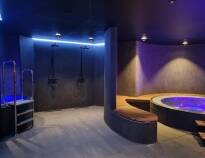 Her kan du slappe av i et 300 m² stort spa med omfattende velværefasiliteter.